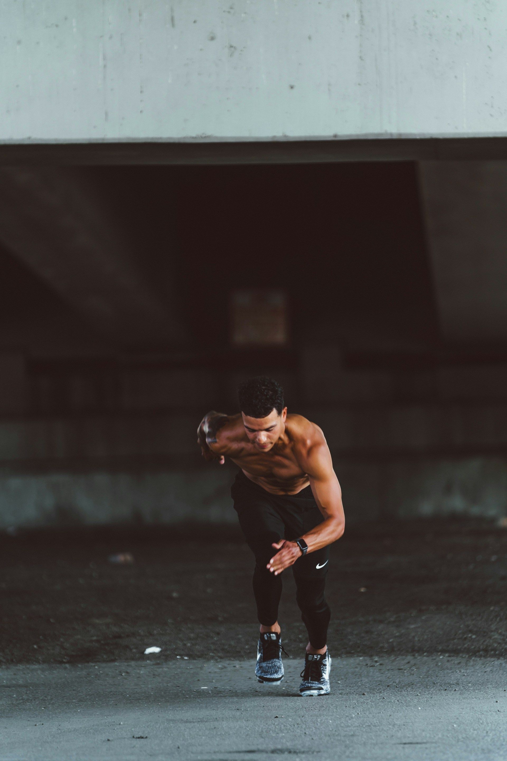 man running with healthy knees