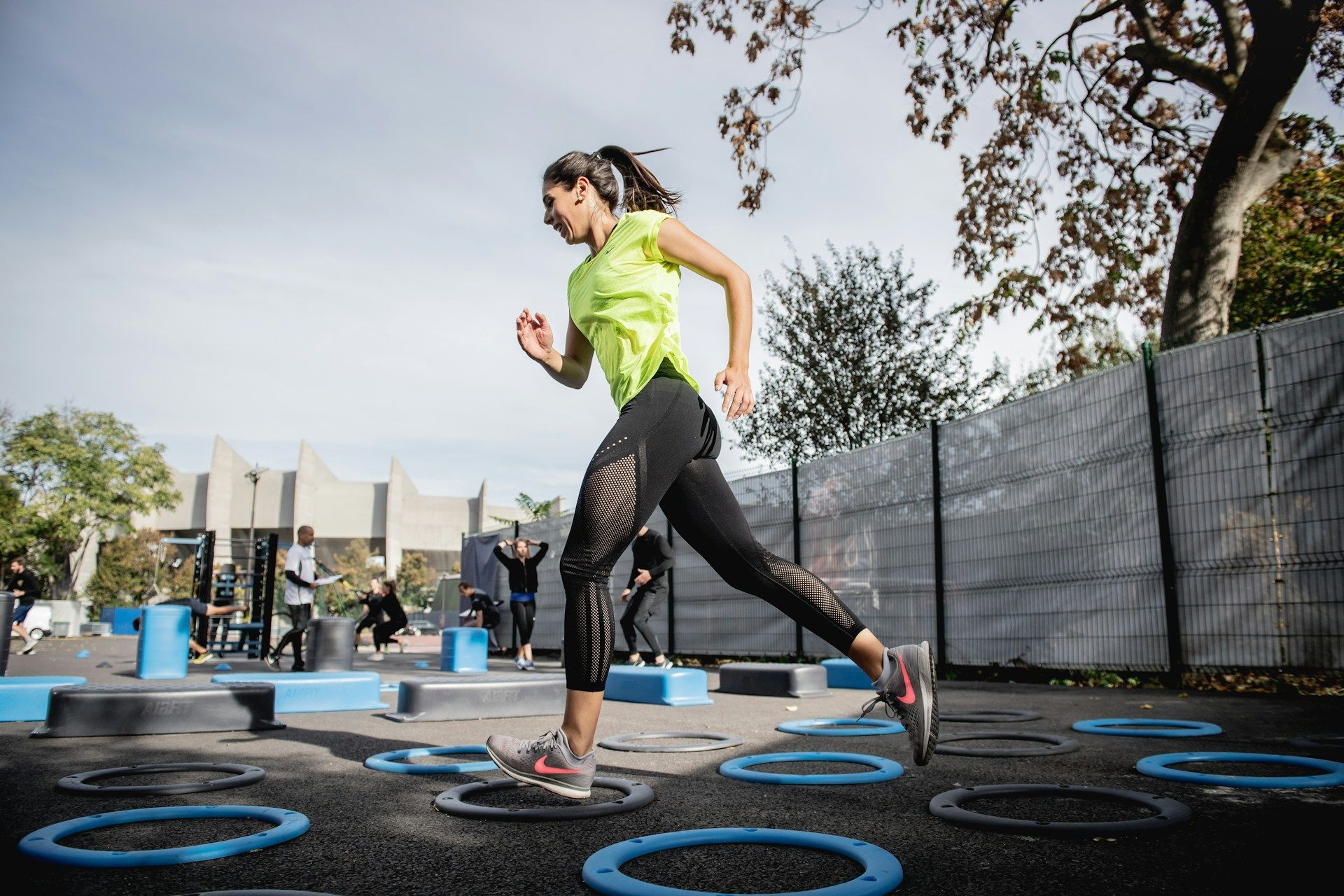 man running with healthy knees