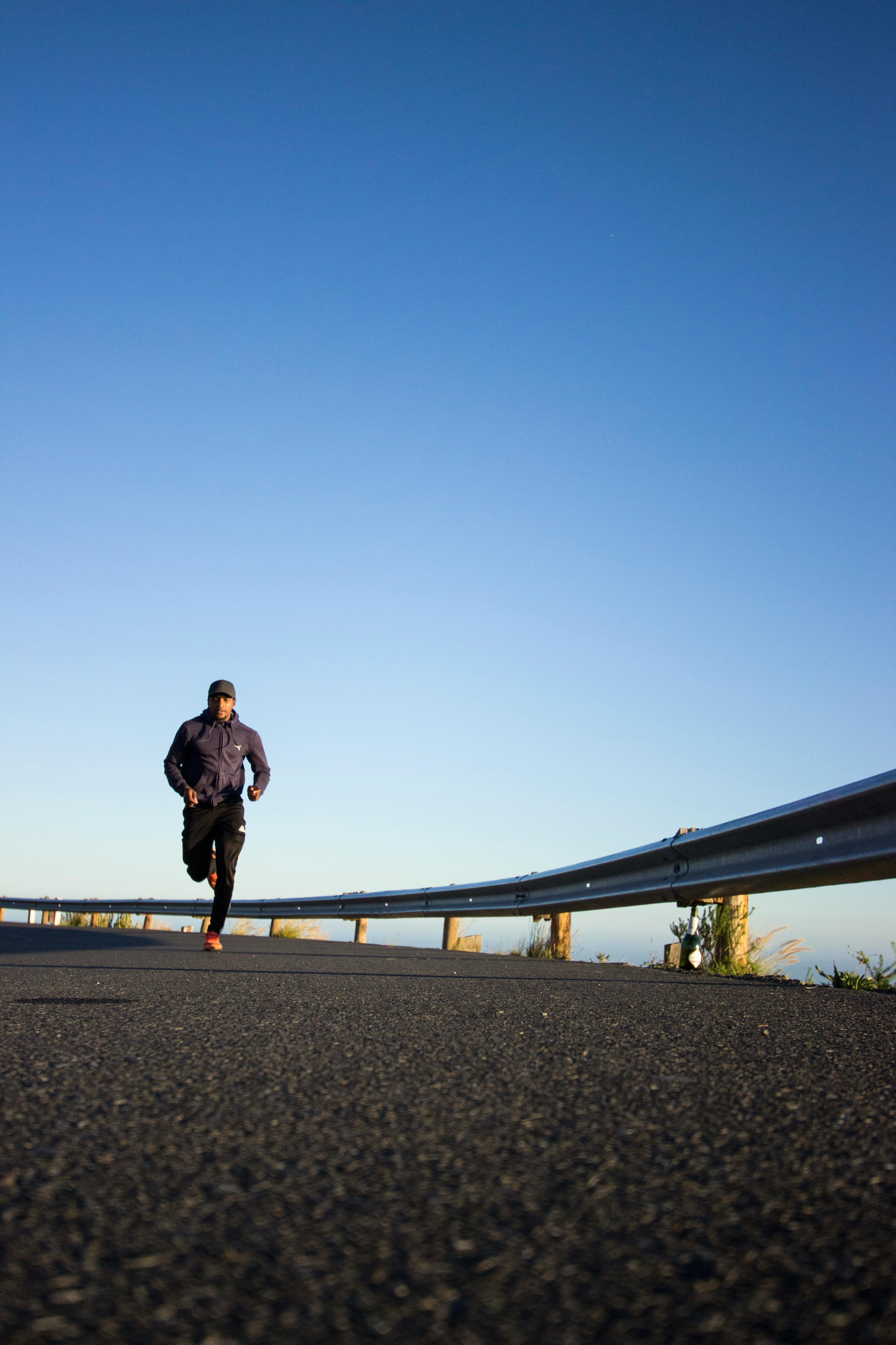 man running with healthy knees